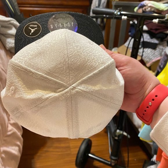 White and black Jordan snap back hat for infant - Picture 4 of 4